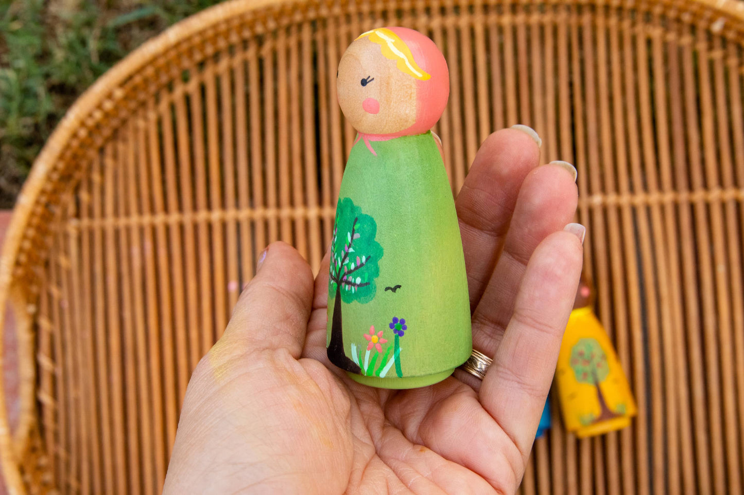 Peg dolls painted, waldorf peg dolls, peg dolls ideas, wooden peg dolls, dolls, etsy peg dolls, peg wooden dolls, open ended toys, Montessori open ended toys, minimalist toys, wooden open ended toys, open ended toys for 5 year olds, open ended toys for 3 year olds, best waldorf toys, waldorf toys for 3 year old, imaginative play toys, imaginative play toys for 5 year olds, wooden imaginative play toys, Montessori Toys, 