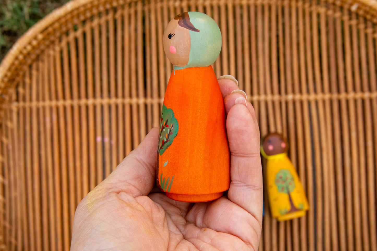 Peg dolls painted, waldorf peg dolls, peg dolls ideas, wooden peg dolls, dolls, etsy peg dolls, peg wooden dolls, open ended toys, Montessori open ended toys, minimalist toys, wooden open ended toys, open ended toys for 5 year olds, open ended toys for 3 year olds, best waldorf toys, waldorf toys for 3 year old, imaginative play toys, imaginative play toys for 5 year olds, wooden imaginative play toys, Montessori Toys, 