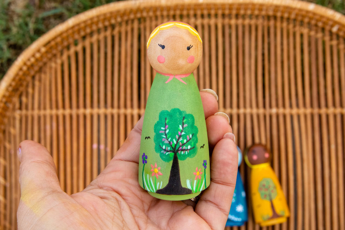 Peg dolls painted, waldorf peg dolls, peg dolls ideas, wooden peg dolls, dolls, etsy peg dolls, peg wooden dolls, open ended toys, Montessori open ended toys, minimalist toys, wooden open ended toys, open ended toys for 5 year olds, open ended toys for 3 year olds, best waldorf toys, waldorf toys for 3 year old, imaginative play toys, imaginative play toys for 5 year olds, wooden imaginative play toys, Montessori Toys, 